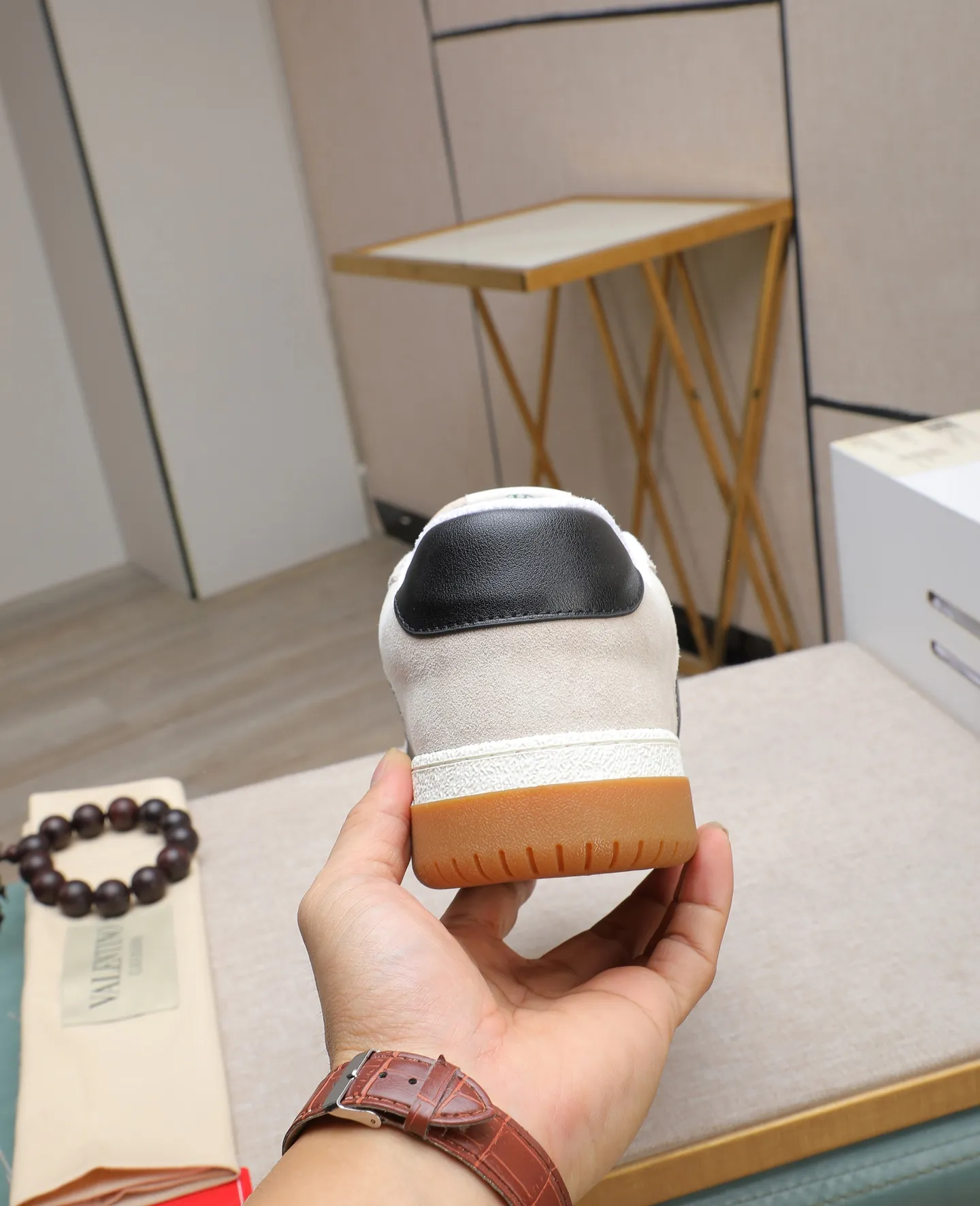 Men's shoes 💰740【Valentino】Couples model, size: Men's model 39-44 (45 customized) Valentino Valentino Couple model Joie de Jouer series Velcro Thick sole Bread shoes Couple model Casual sports shoes White shoes Original purchase and development Production Joie de Jouer series The style is simple but not out of style. The pure white base is paired with fresh green and soft beige, and the unique Velcro design highlights your personality. Every detail tells fashion and quality. Wear it, take a confident step, and start the trend journey. Delivered in exquisite packaging🛍📦 ▪️Material: Original custom imported first-layer cowhide ▪️Inner lining: Original custom made soft sheepskin lining ▪️Outsole: Original open-molded non-slip TPU material ▪️Sole thickness: 3.5CM